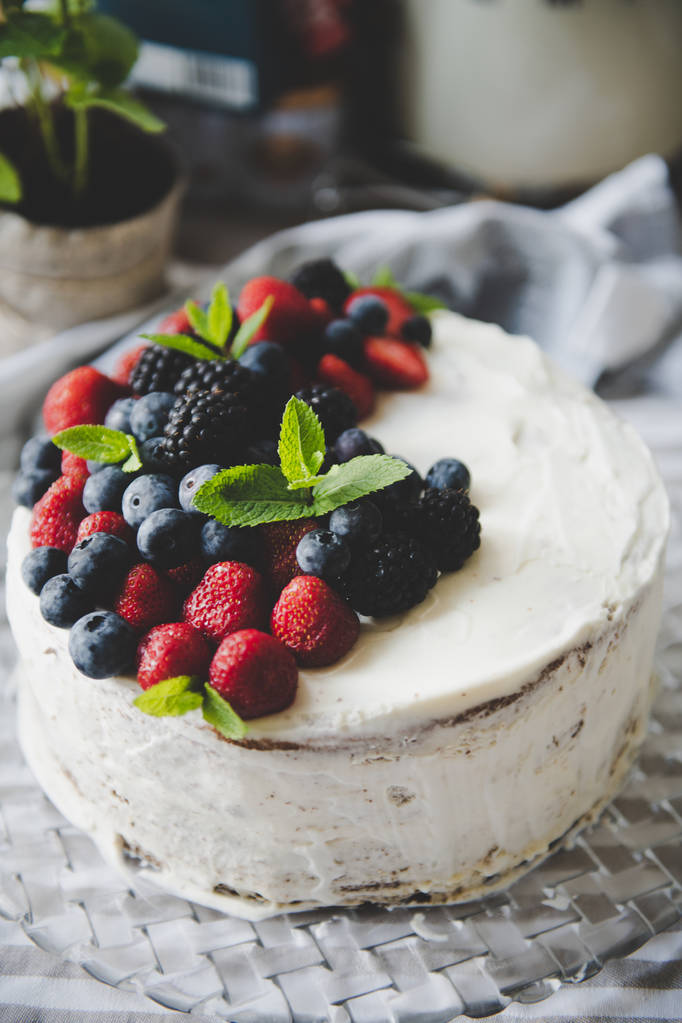 Красивий білий сирний торт з різними літніми ягодами
  - Фото, зображення