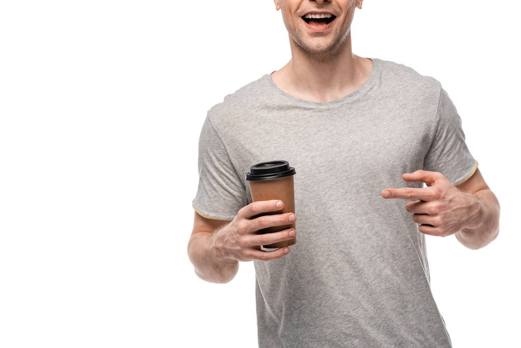 rajattu näkymä hymyilevä mies osoittaa sormella ja paperilla cup eristetty valkoinen
 - Valokuva, kuva