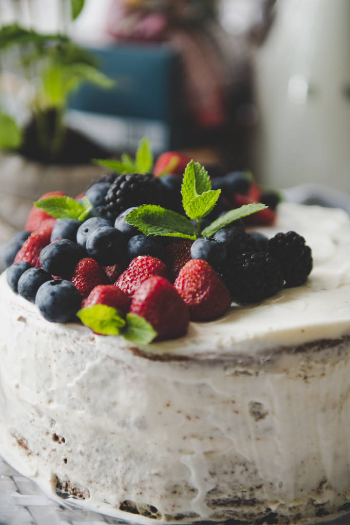 Hermoso pastel de queso crema blanca con diferentes bayas de verano  - Foto, Imagen