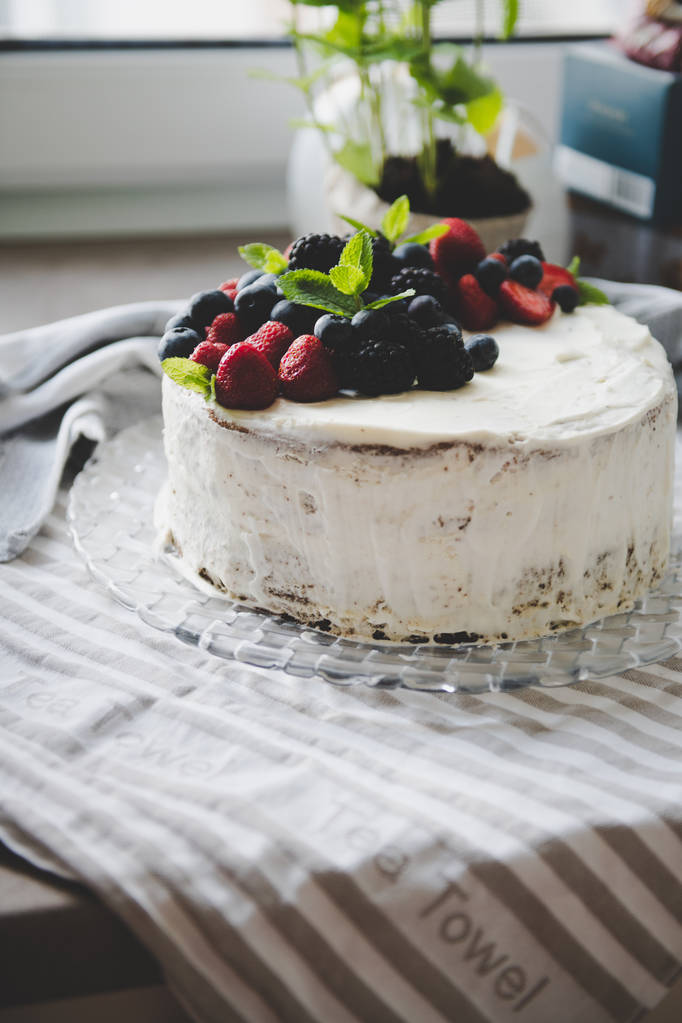 Krásný bílý smetanový dort s různými letními bobulemi  - Fotografie, Obrázek