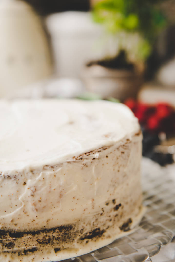 Güzel beyaz krem peynirli pasta ve farklı yaz meyveleri  - Fotoğraf, Görsel