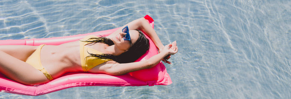felice donna bruna che nuota in piscina galleggiante in piscina
 - Foto, immagini