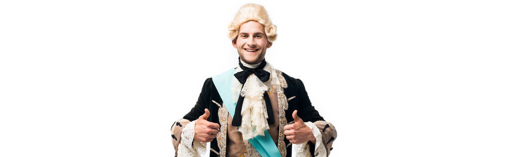 πανοραμικό σφηνάκι Happy βικτοριανό άνδρα με περούκα που δείχνει αντίχειρες επάνω απομονωμένη σε λευκό  - Φωτογραφία, εικόνα