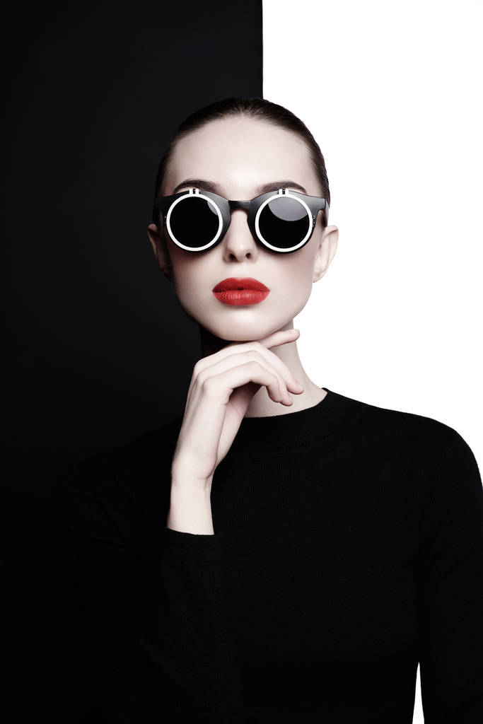 siyah güneş gözlüğü ile güzel genç kadın - Fotoğraf, Görsel