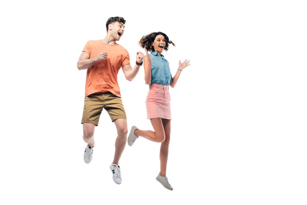 счастливые мужчина и женщина прыгают и отводят взгляд, показывая жест "да" на белом фоне
 - Фото, изображение