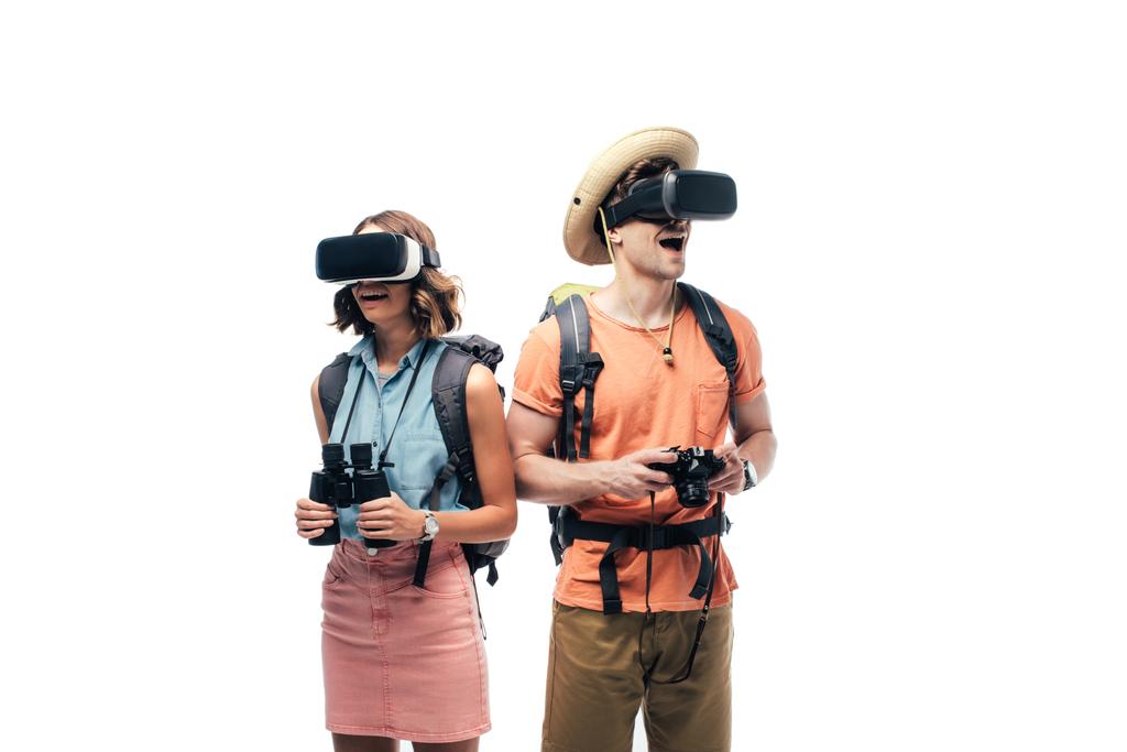 dos jóvenes turistas con prismáticos y cámara digital usando auriculares de realidad virtual aislados en blanco
 - Foto, imagen