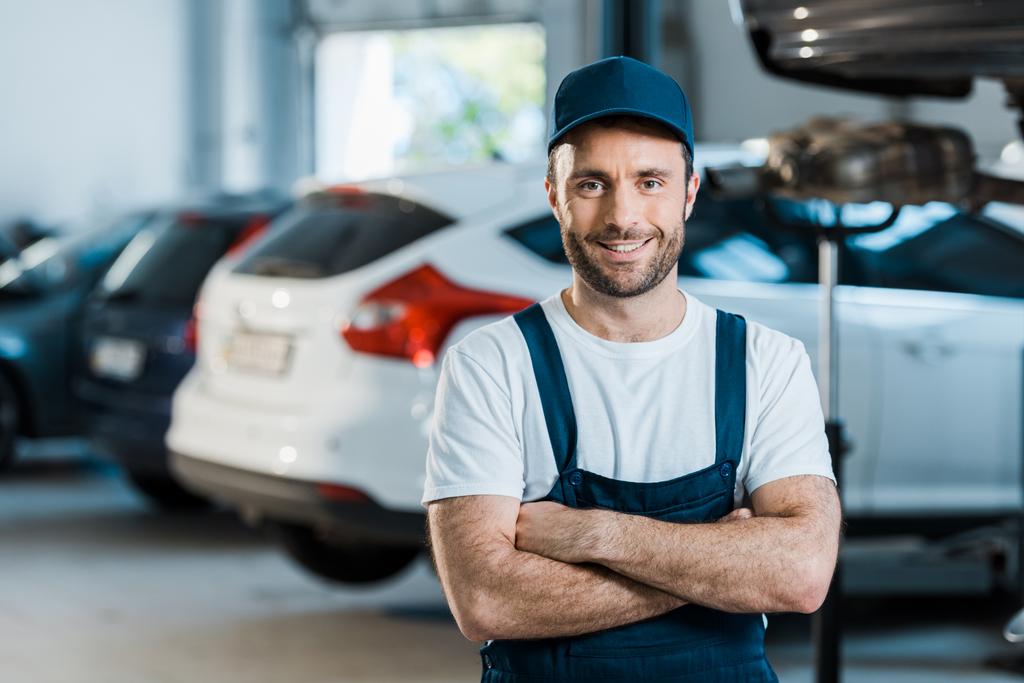 mutlu araba tamircisi araba servisi nde çapraz kolları ile ayakta  - Fotoğraf, Görsel