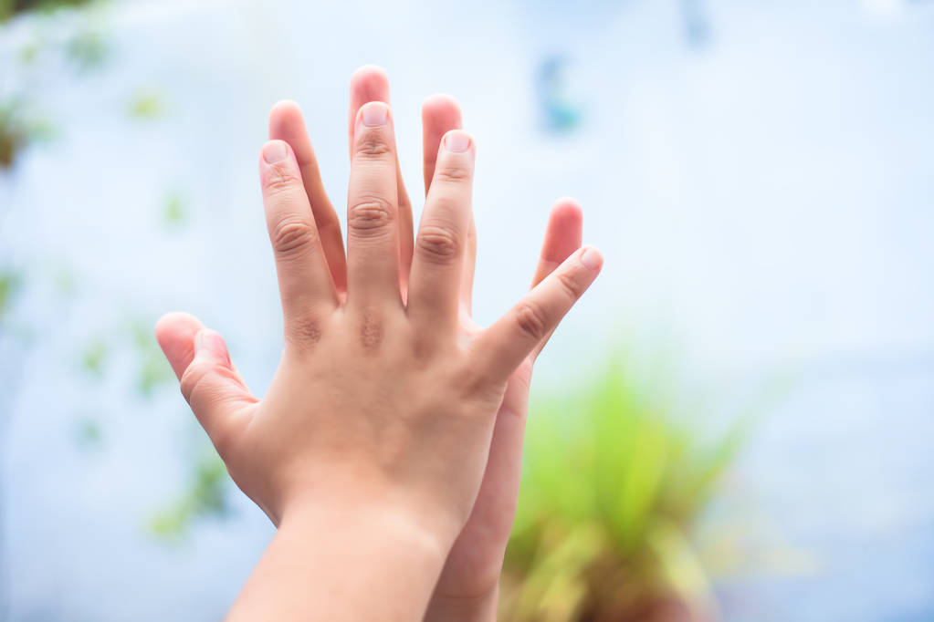 Kinderhand, die ihre Hand mit ihrem Vater vergleicht, aufgenommen mit verschwommenem Bokeh-Hintergrund und dem Konzept des Vatertags (16. Juni)).  - Foto, Bild