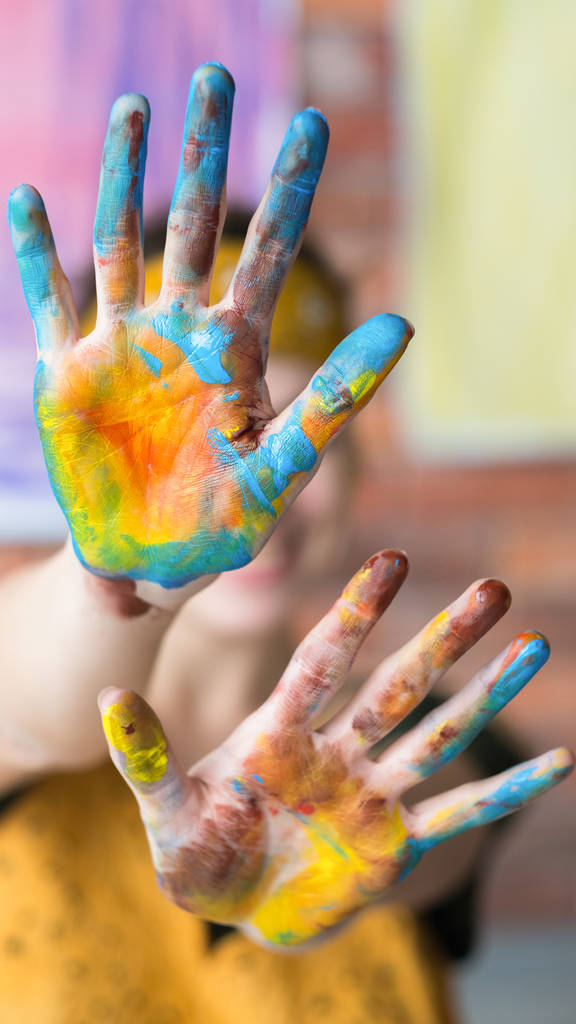 kortárs művészeti teljesítmény kezek színes festék - Fotó, kép