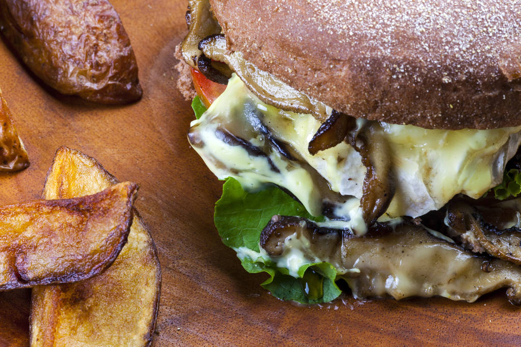 leckerer Hamburger auf australischem Brot serviert - Foto, Bild