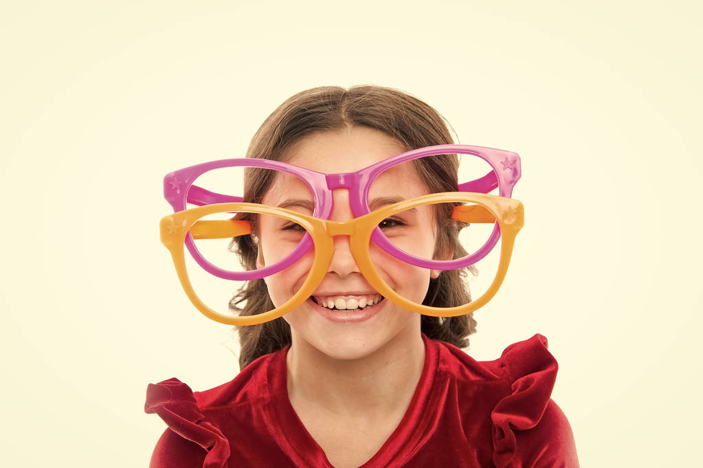 Laser correctie. Oog oefeningen ter verbetering van gezichtsvermogen. Meisje kind dragen grote brillen. Gezichtsvermogen en de gezondheid. Optica en gezichtsvermogen behandeling. Daadwerkelijke uitoefening ogen zoomen. Kind blij met goede gezichtsvermogen - Foto, afbeelding