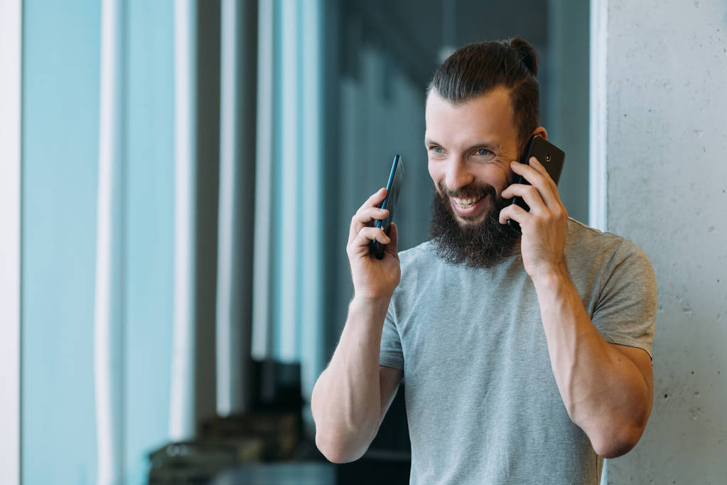 企業のライフスタイル男性スマートフォン会話 - 写真・画像