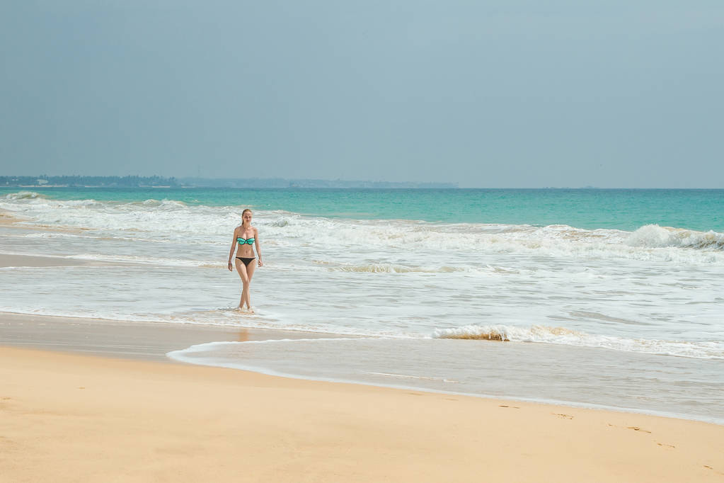 la fille marche le long de la plage
 - Photo, image