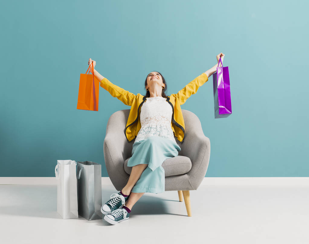 Mujer adicta a las compras alegre con bolsas de compras
 - Foto, Imagen