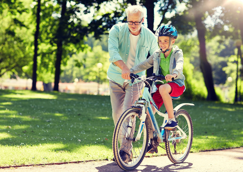 Dziadek i chłopiec z rowerem na lato park - Zdjęcie, obraz