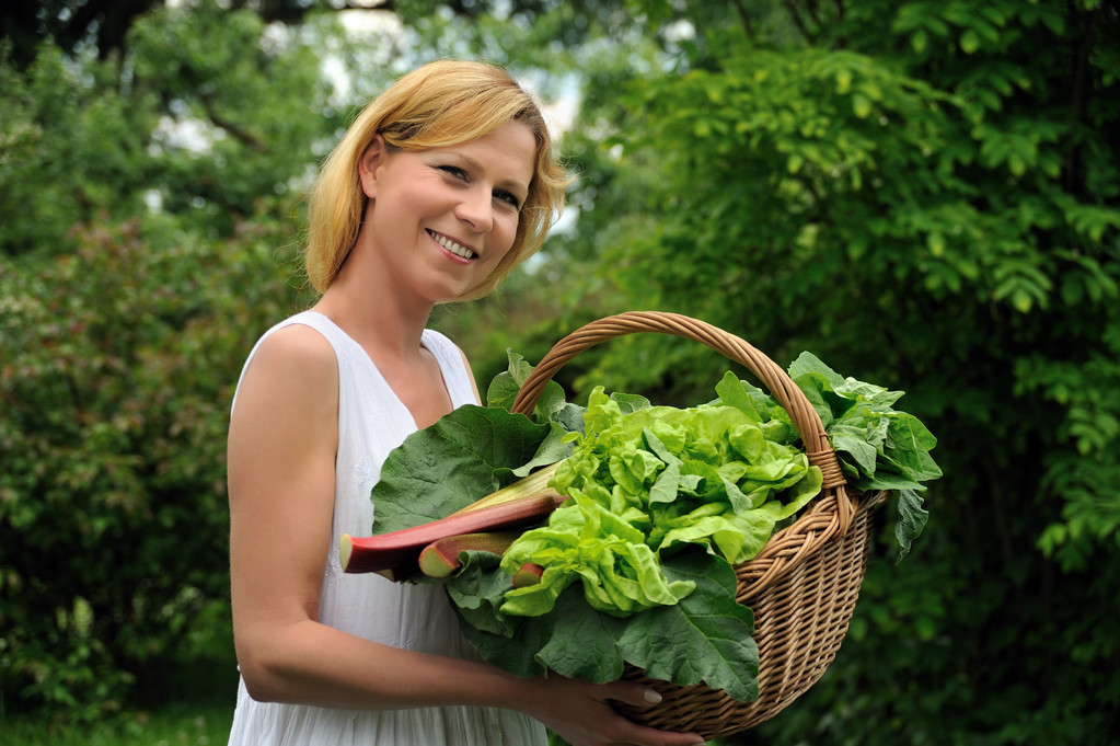 junge Frau hält Gemüse in der Hand - Foto, Bild