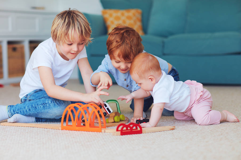 かわいい子供たち、家でカーペットの上で一緒におもちゃを遊ぶ兄弟 - 写真・画像