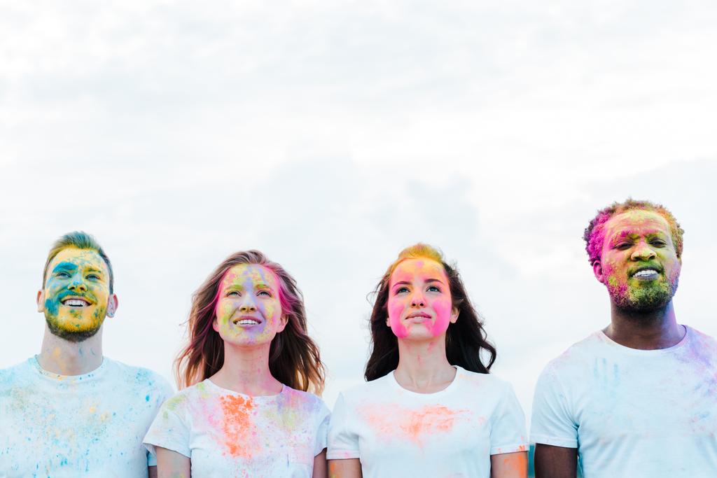 θετικά πολυπολιτισμικούς φίλους με Holi χρώματα σε πρόσωπα  - Φωτογραφία, εικόνα