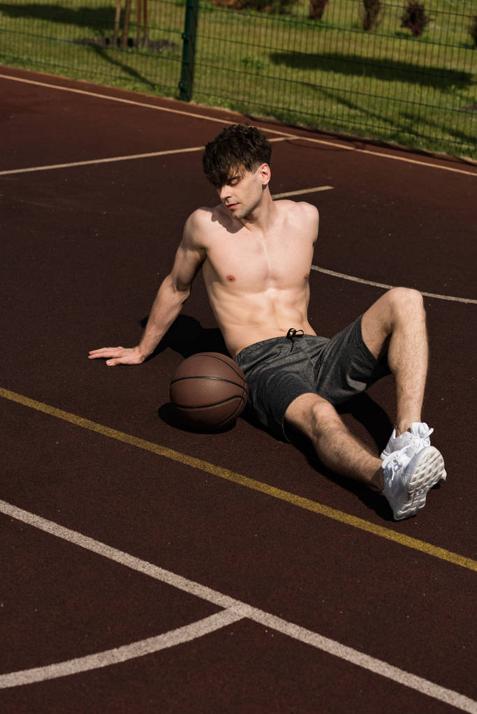 сексуальный баскетболист без рубашки с мячом на баскетбольной площадке
 - Фото, изображение