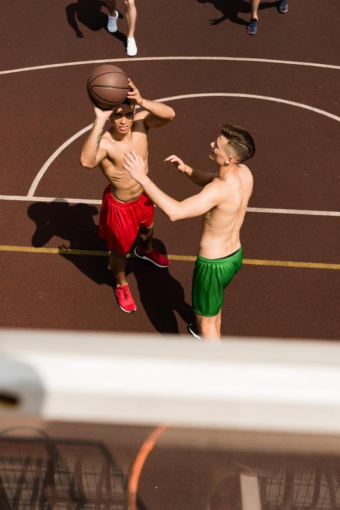 バスケットボールコートでボールを持つバスケットボール選手のオーバーヘッドビュー - 写真・画像