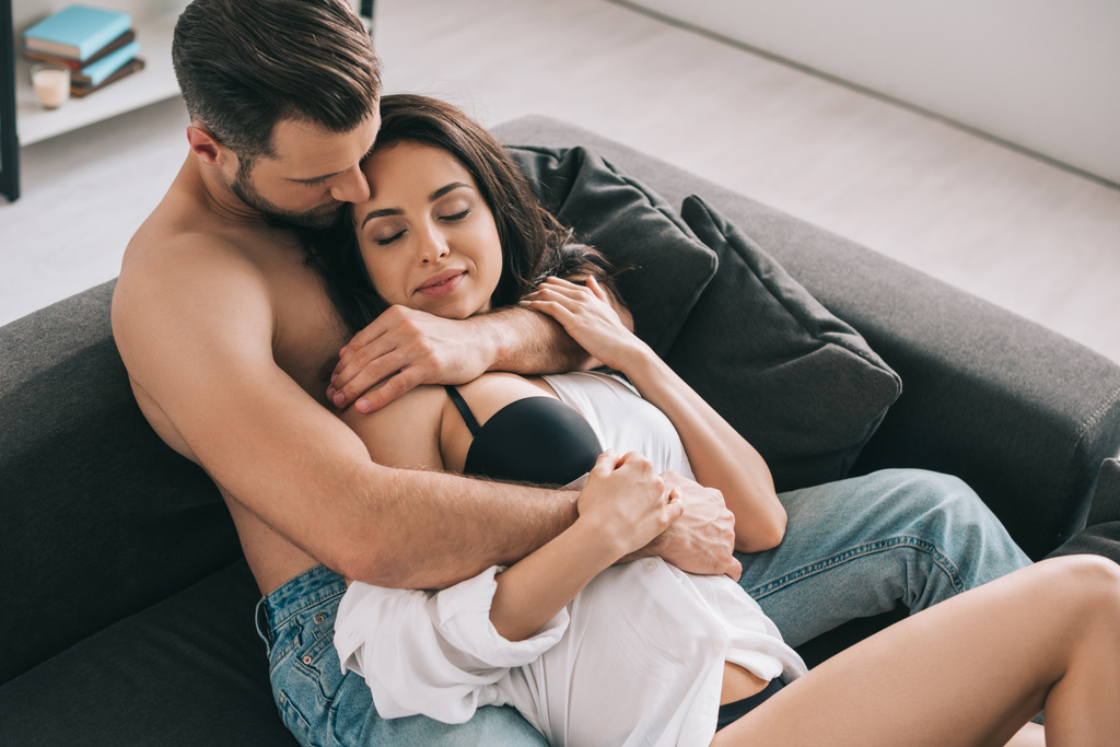 красивый мужчина и сексуальная женщина с закрытыми глазами в рубашке лежа и обнимая
  - Фото, изображение
