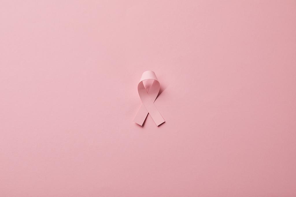 Cinta de cáncer de mama sobre fondo rosa claro
 - Foto, Imagen
