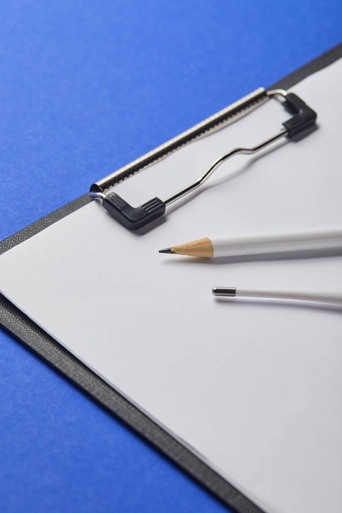 mavi üzerine izole edilmiş panodaki kalem ve termometrenin yakın görünümü  - Fotoğraf, Görsel