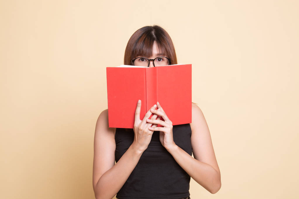 Zakryla tvář, mladé Asijské žena s knihou. - Fotografie, Obrázek
