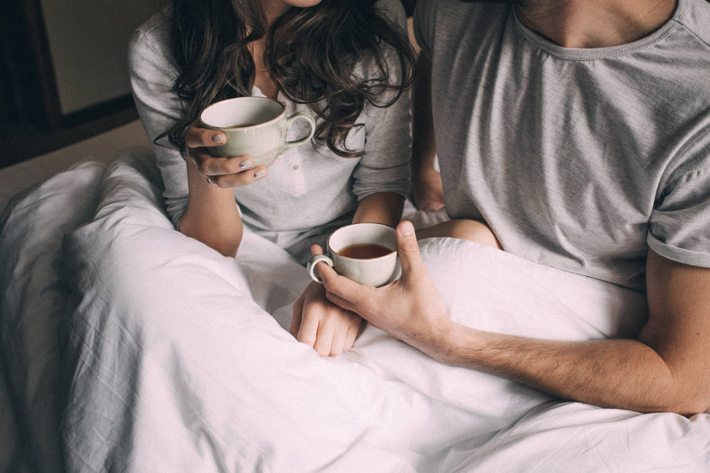 влюбленные держат вместе чашку чая
 - Фото, изображение
