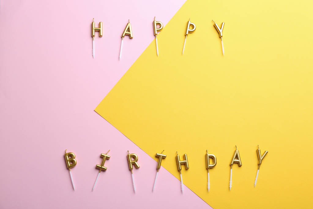 Composición plana con velas de cumpleaños sobre fondo de color. Espacio para texto
 - Foto, Imagen