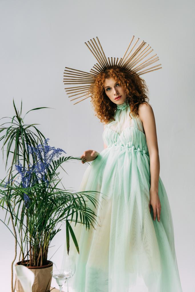 gri bitkilerin yakınında poz elbise başında aksesuar ile redhead kız - Fotoğraf, Görsel