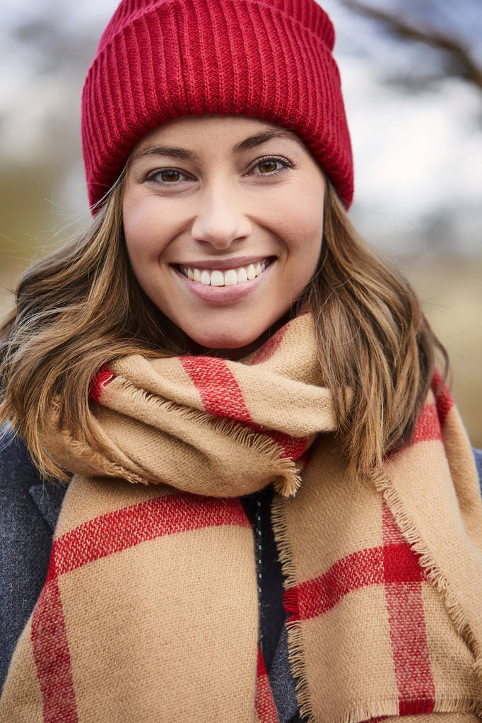 Menina sorridente na moda de inverno de cachecol e chapéu lanoso
 - Foto, Imagem