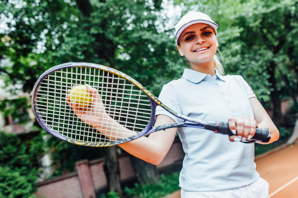 tennisspeelster op de tennisbaan, focus op de voorgrond - Foto, afbeelding