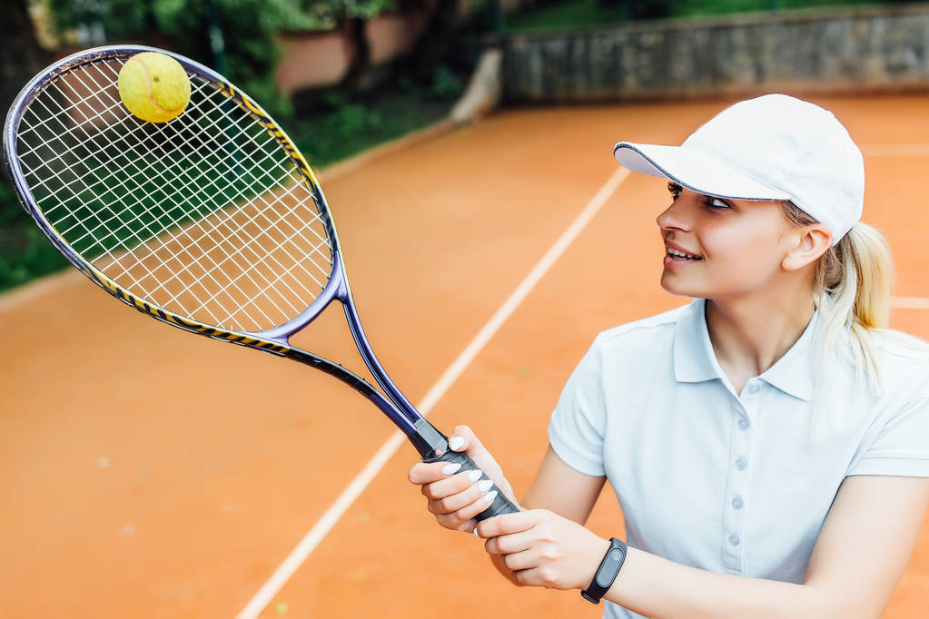 tenis kortu tenis oyuncusu, ön plana odaklanmak - Fotoğraf, Görsel