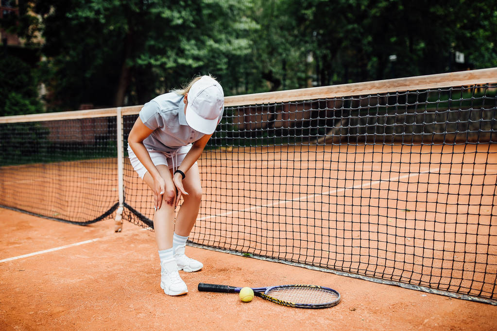 теннисист на теннисном корте, сосредоточиться на переднем плане
 - Фото, изображение