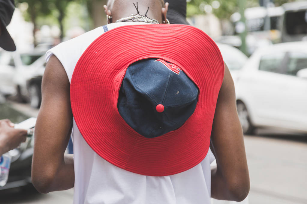 Detalle del sombrero en Milan Men 's Fashion Week
 - Foto, imagen