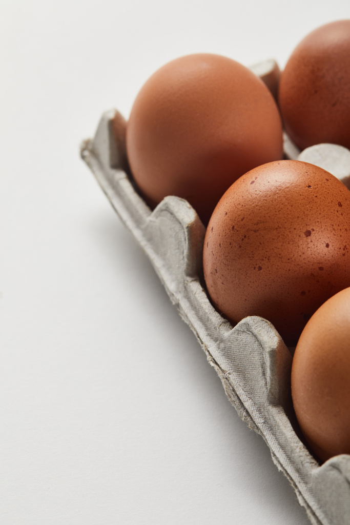 επιλεκτική εστίαση των αυγών κοτόπουλου σε χαρτοκιβώτιο - Φωτογραφία, εικόνα