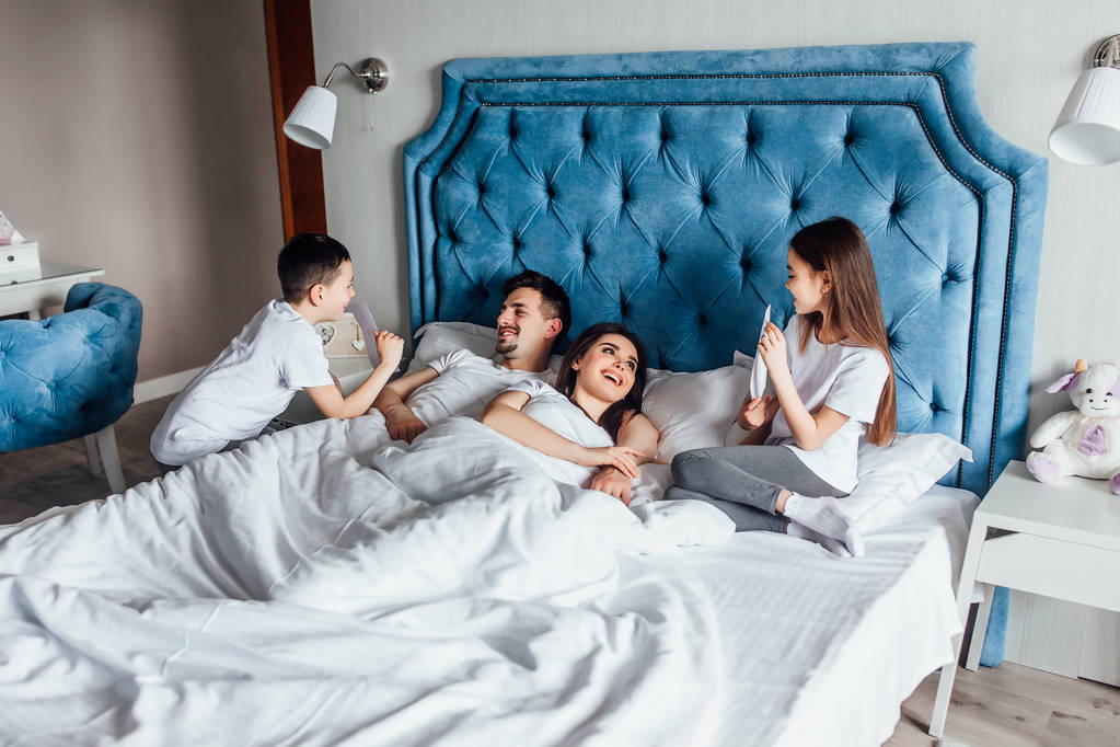 Familie verbringt Zeit zu Hause im Bett   - Foto, Bild