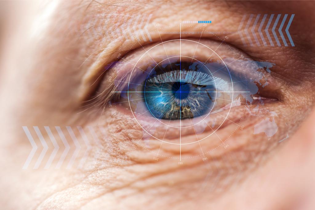 vista de cerca del ojo humano maduro con ilustración de datos, concepto robótico
 - Foto, imagen