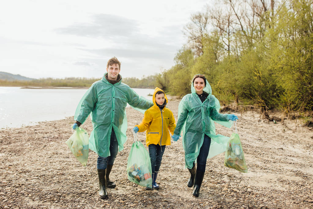 groupe de bénévoles avec des sacs à ordures zone de nettoyage près du lac
 - Photo, image