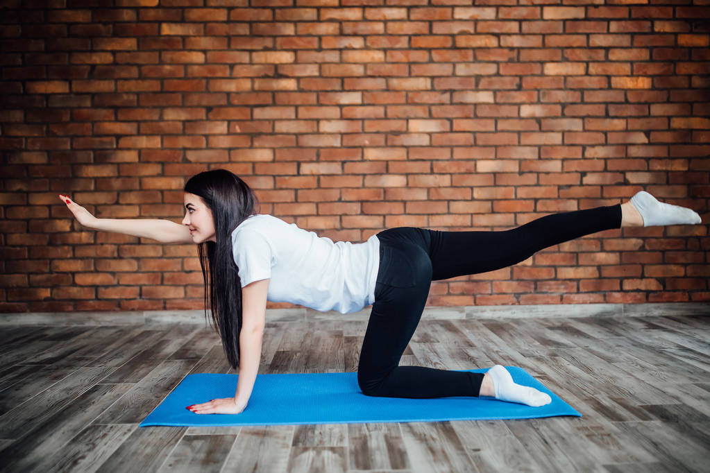 morena practicando yoga en casa, se centran en primer plano
 - Foto, Imagen