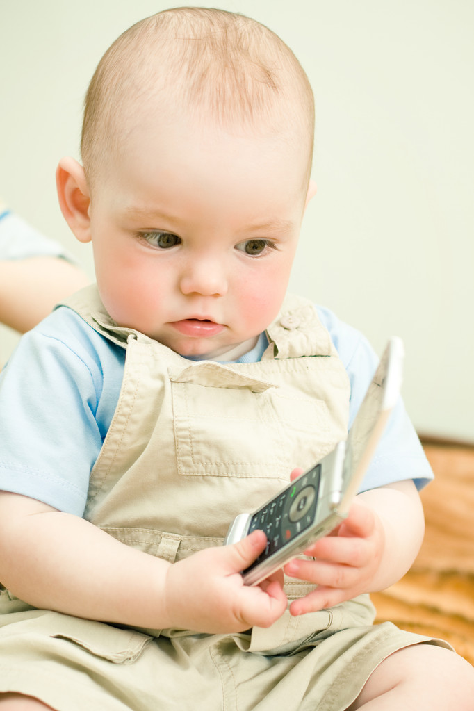 Lapsi matkapuhelimen kanssa
 - Valokuva, kuva