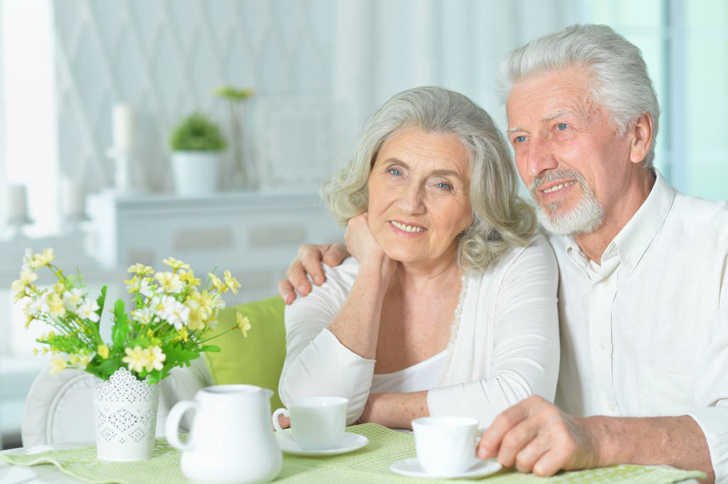 šťastný starší pár pití čaje  - Fotografie, Obrázek