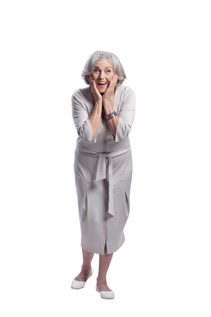 Beyaz arka planda izole poz hafif elbise giyen mutlu yaşlı kadın - Fotoğraf, Görsel