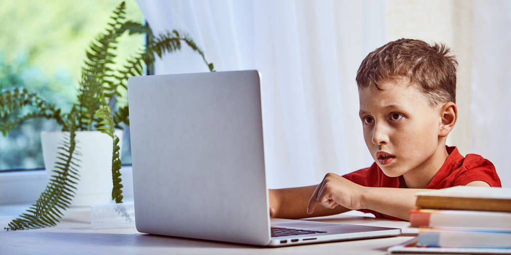 το παιδί αναζητά πληροφορίες στο διαδίκτυο μέσω ενός - Φωτογραφία, εικόνα