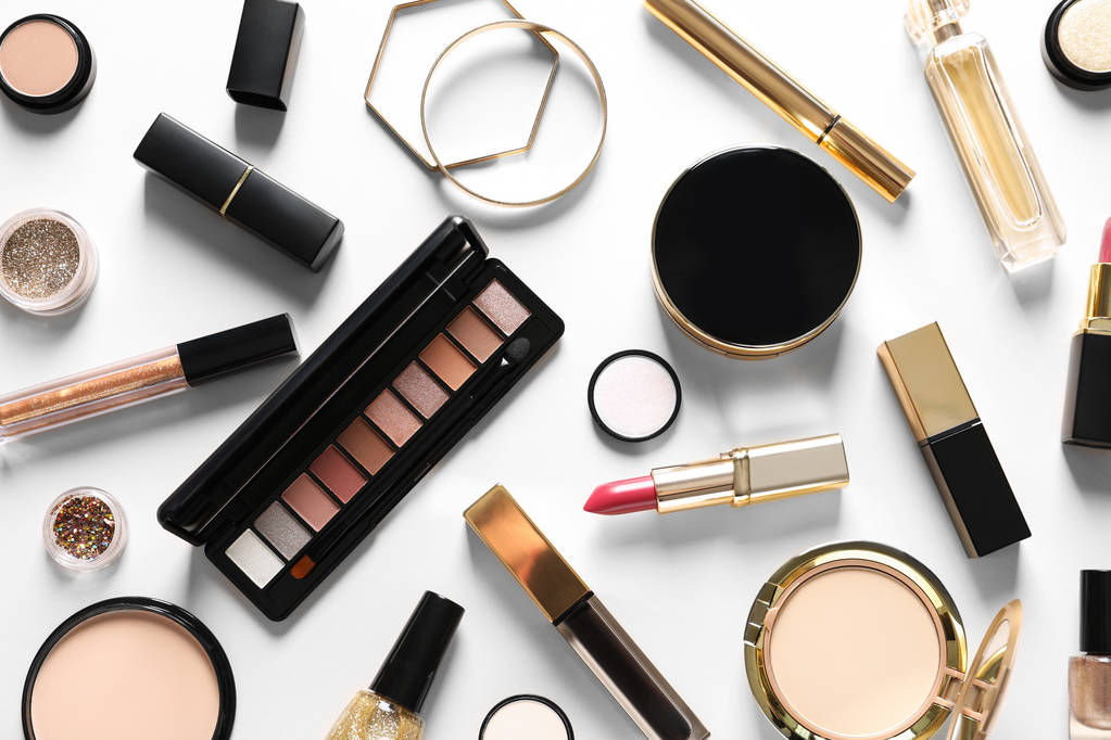 Verschillende luxe make-up producten op witte achtergrond, bovenaanzicht - Foto, afbeelding