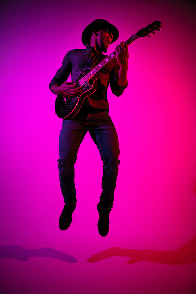 Молодий афроамериканський джазовий музикант грає на гітарі
 - Фото, зображення