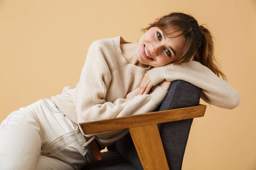 Hermosa mujer joven usando suéter relajante
 - Foto, Imagen