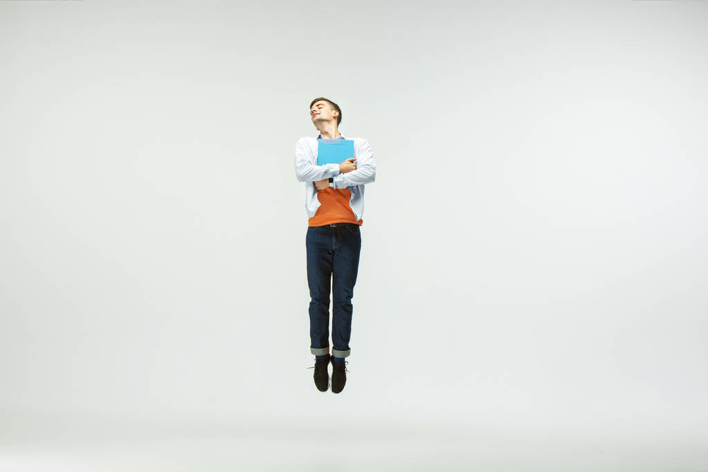 Kantoormedewerker springen geïsoleerd op witte studio achtergrond - Foto, afbeelding