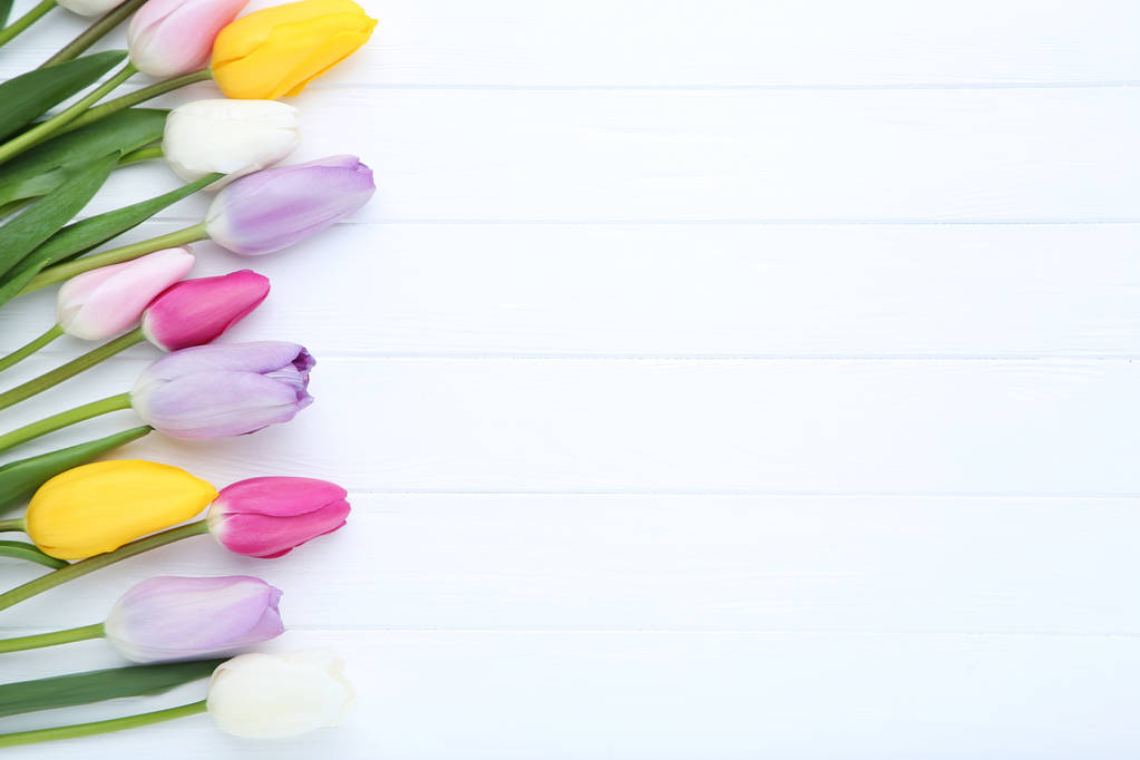 Strauß Tulpenblumen auf weißem Holztisch - Foto, Bild